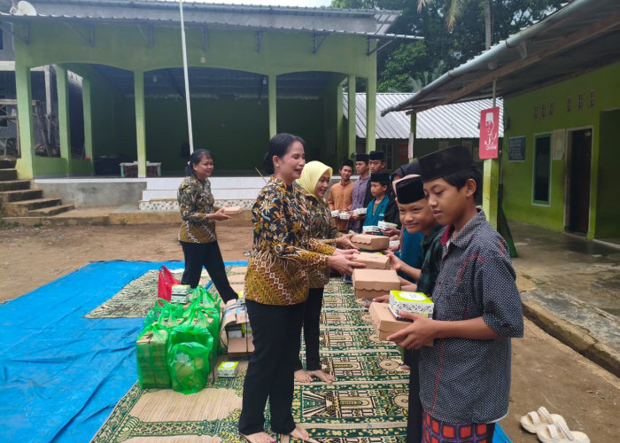 Kejari Tanggamus Bagikan Takjil kepada Santri