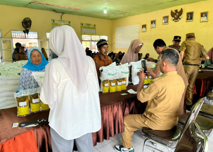 Pemkab Lamtim Salurkan Bantuan Beras dan Minyak Goreng untuk 724 KPM di Batanghari
