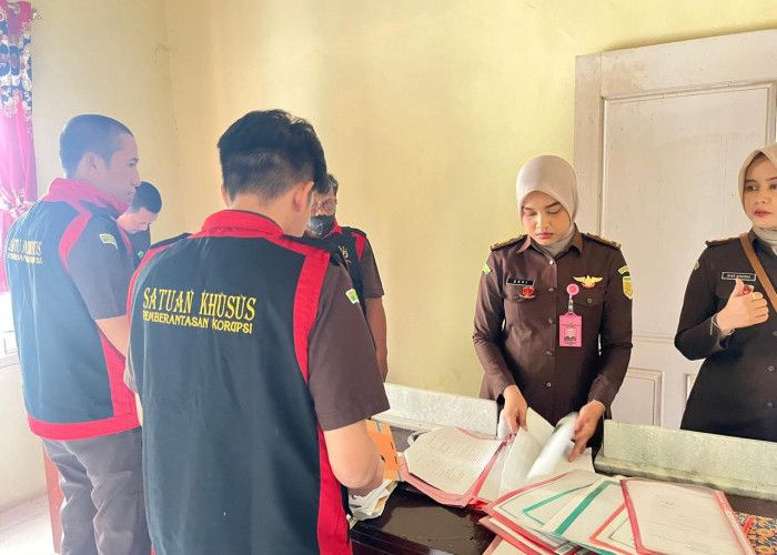 Tim Penyidik Cabjari Tanggamus di Talang Padang Geledah Kantor Pekon Wayhalom 