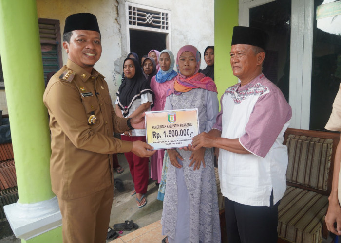 Bupati Pringsewu Serahkan Bantuan kepada Keluarga Dua Korban Tenggelam di Way Sekampung