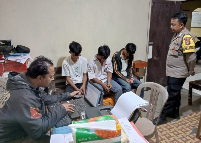 Polisi Menahan Tiga Pelajar SMK Yang Mau Tawuran di Gadingrejo 