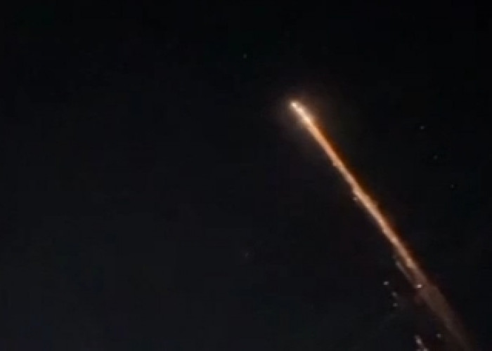 Benda Bercahaya Mirip Rudal Melintasi Langit Lampung Bikin Heboh