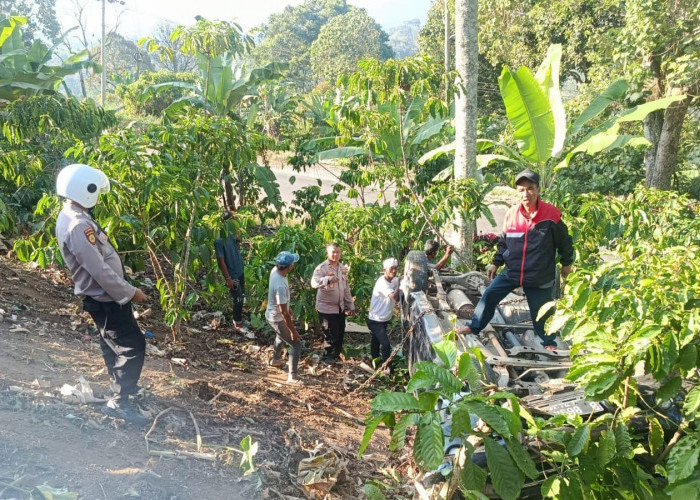 Mobil Terguling di Leter S Talang Jawa, Pengemudi Hanya Luka Lecet
