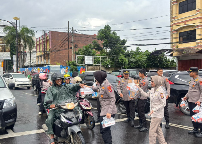 Berbagi di Bulan Suci, Biro SDM Polda Lampung Bagikan Ratusan Takjil