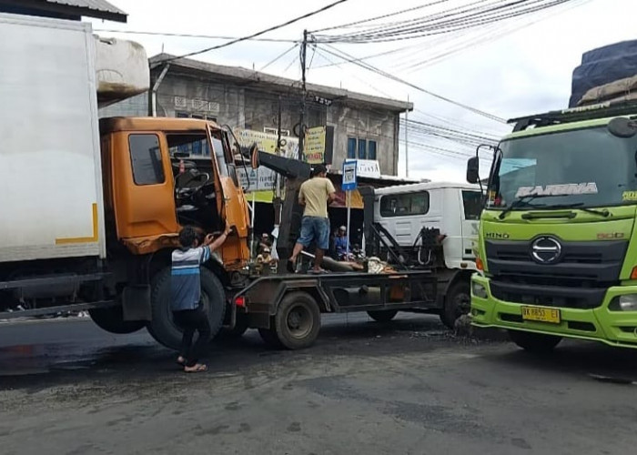 Polisi Olah TKP Lakalantas Beruntun di Depan SPBU Kota Agung