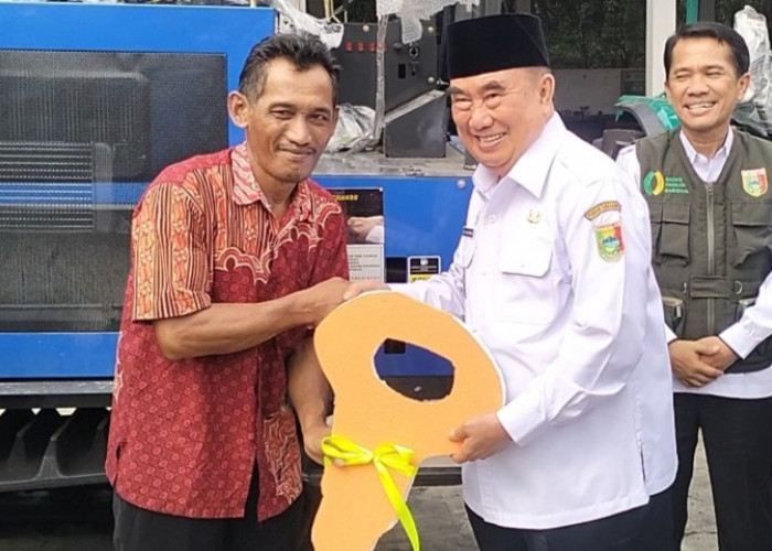 Bupati Tanggamus Serahkan Lima Unit Alsintan Bantuan Kementan untuk 5 Poktan