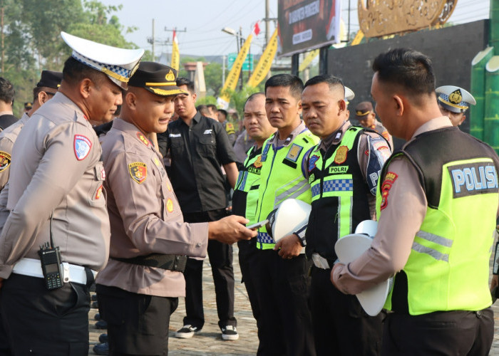 Perangi Judi Online, Kapolres Pringsewu Periksa Ponsel Seluruh Personel