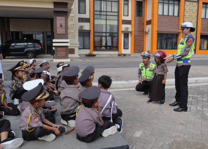 Siswa PAUD Harapan Bangsa Lebih Dekat Dengan Polisi