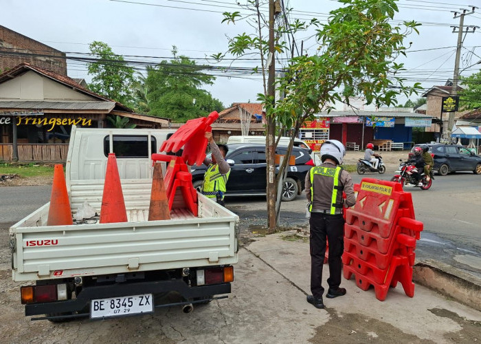 Arus Balik Usai,  Satlantas Polres Pringsewu Mulai Bongkar Barrier Pembatas Jalan