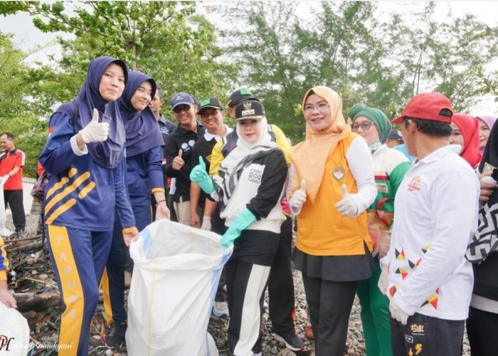 Peringati Hari Kelautan Nasional, Bupati Dewi Ikut Aksi Bersih Pantai di Kota Agung
