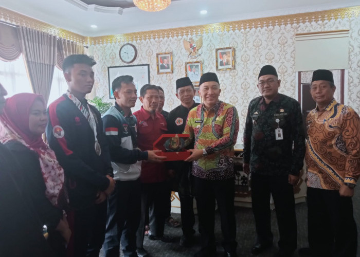 Dua Atlet Pencak Silat Terima Penghargaan dari Pemkab Tanggamus 