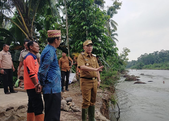 Tinjau Tanggul Sungai Way Belu dan Way Awi, Pj Bupati Tanggamus Segera Upayakan Penanggulangan Bencana