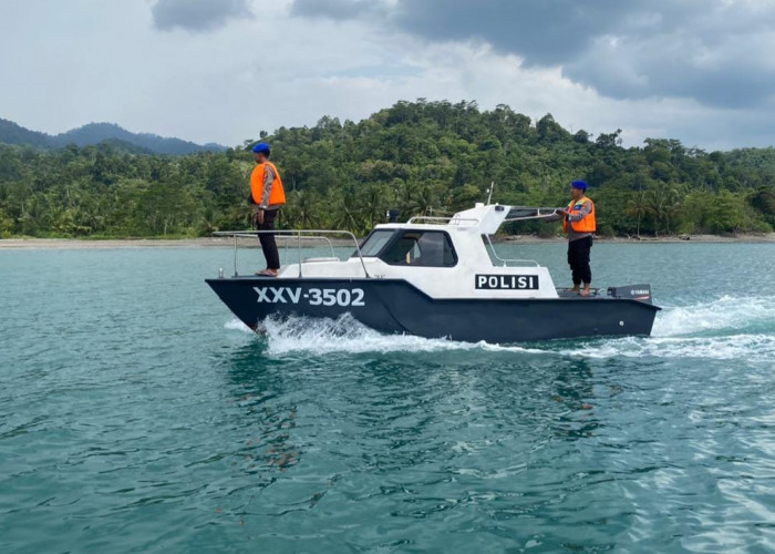 Satpolairud Polres Tanggamus Ikut Dalam Misi Pencarian Korban Hilang Kebakaran KM Maulana 3.0