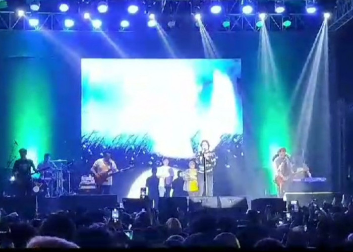 Ribuan Warga Pringsewu Tumpah Ruah di Konser Setia Band 
