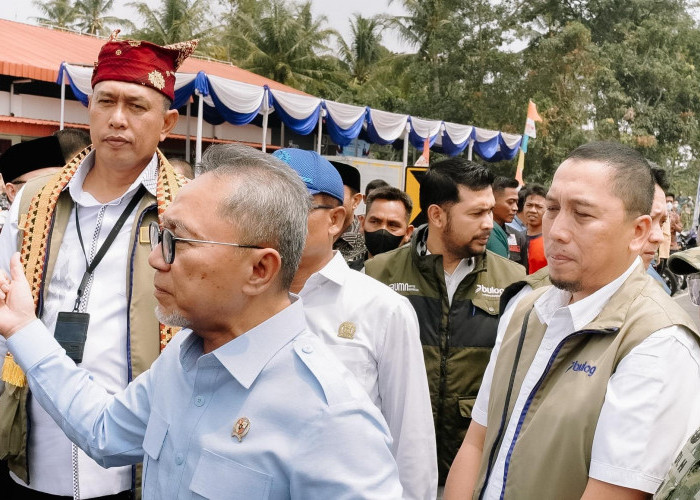 Menko Pangan Zulkifli Hasan dan Dirut BULOG Pastikan Bantuan Beras Menjangkau Warga Lampung