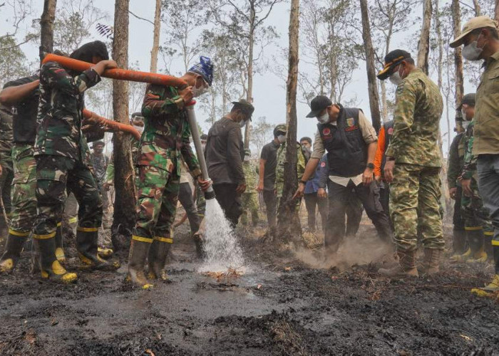 Karhutla TNWK Belum Padam, 360 Personel Dikerahkan dan Kesehatan Warga Diperiksa