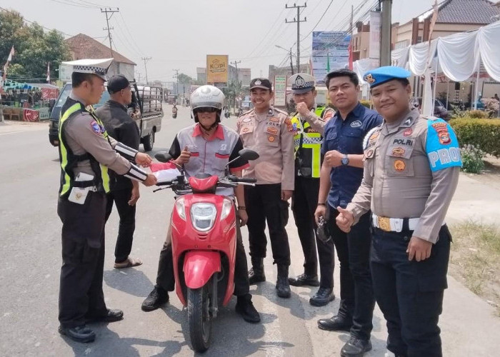 Jelang HUT ke-81 RI, Polres Tanggamus Bagikan Bendera Merah Putih kepada Pengguna Jalan