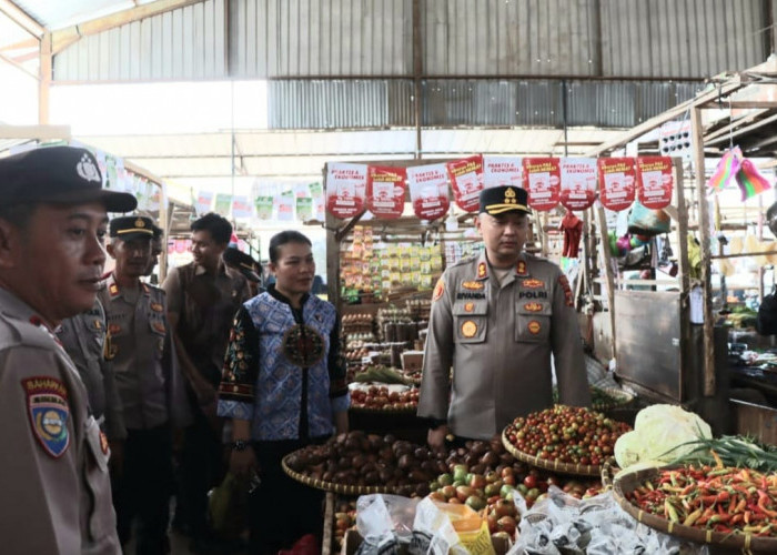 Kapolres Tanggamus Turun Langsung ke Pasar Kota Agung, Cek Harga Bahan Pokok dan Kamtibmas