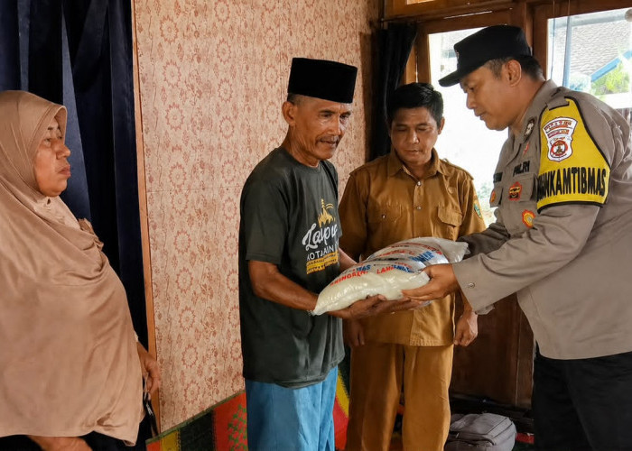 Bhabinkamtibmas Polsek Pugung Sambangi Rumah Duka Korban Perkelahian Maut di Palembang