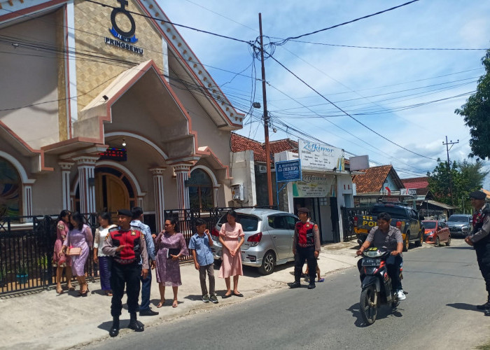 Ratusan Personel Gabungan Amankan Misa Natal di Pringsewu