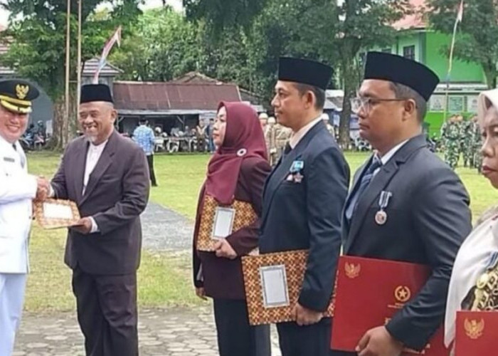 Bupati Tanggamus Anugerahkan Penghargaan untuk Pencipta Mars dan Hymne Tanggamus