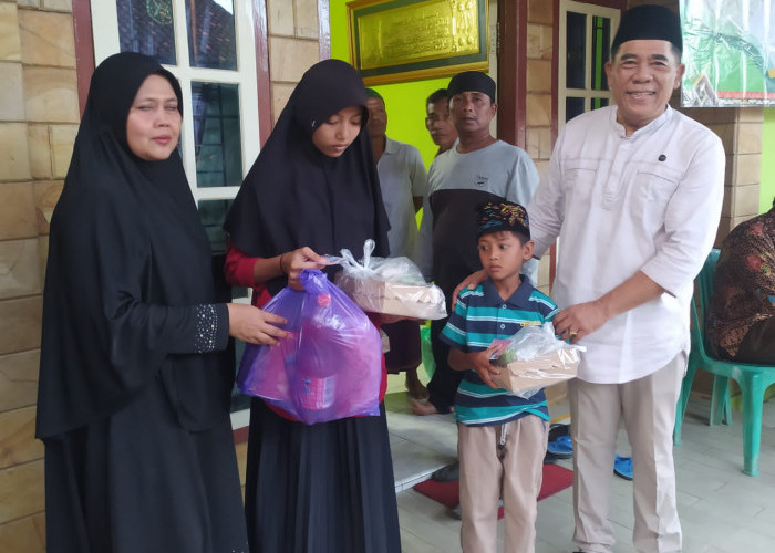 Sudiyono Berikan Santunan 300 Anak Yatim Dan Lansia