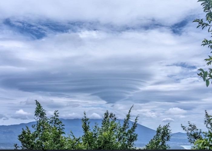 Fenomena Awan Mirip Kipas di Atas Gunung Tanggamus, BMKG Tegaskan Bukan Tanda Bencana