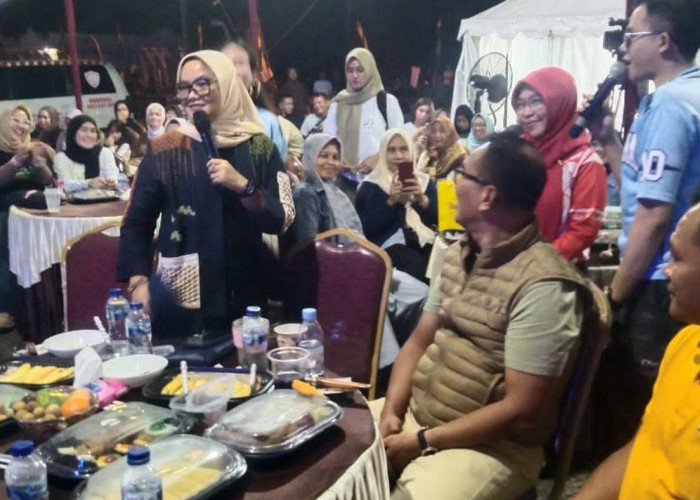 Bupati Lamtim Membaur Bersama Warga Nobar Piala Dunia