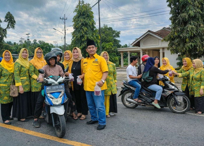 Ramadan Penuh Berkah, Partai Golkar Tanggamus Turun ke Jalan Bagikan Takjil