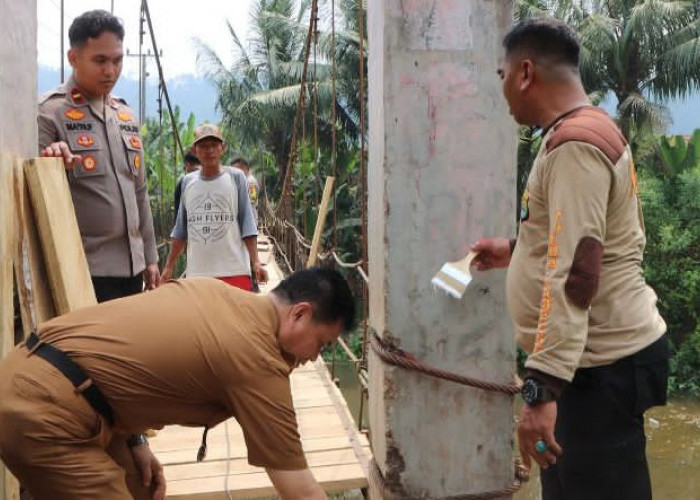 Kapolres Tanggamus Pimpin Renovasi Jembatan Gantung Tanjung Raja-Tanjung Jati