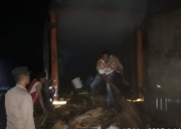 Truk Bermuatan Kardus Terbakar di Jalinbar Semaka