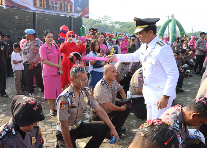  Naik Pangkat, Puluhan Personel Polres Pringsewu Dapat Siraman Air Kembang dari Kapolres dan Bupati 