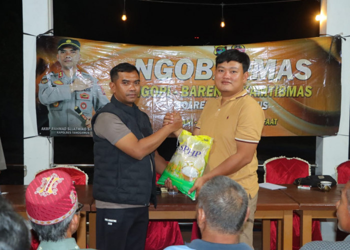 Jelajahi Cukuhbalak-Kelumbayan, Kapolres Tanggamus Berdialog dengan Warga dan Salurkan Bansos