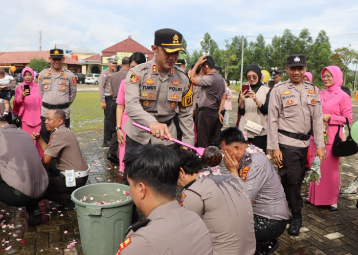 Kenaikan Pangkat 51 Personel Polres Pringsewu Diwarnai Mandi Kembang 