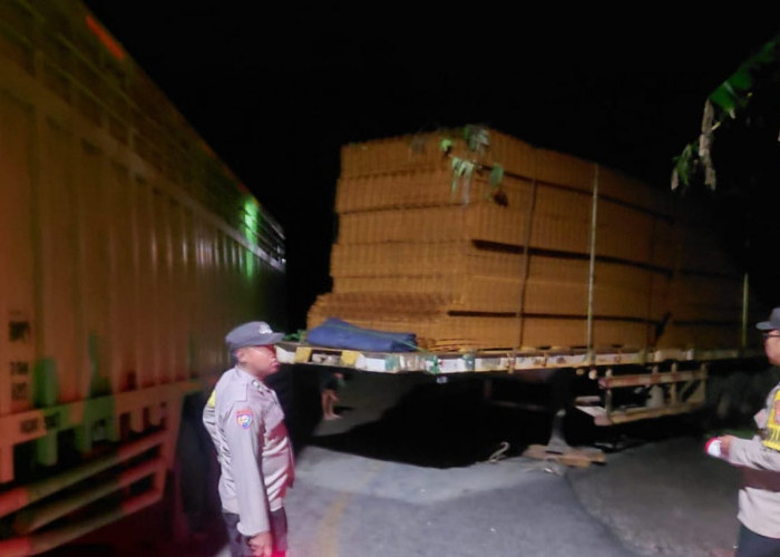 Dua Truk Bersenggolan Picu Kemacetan di Jalinbar Sedayu