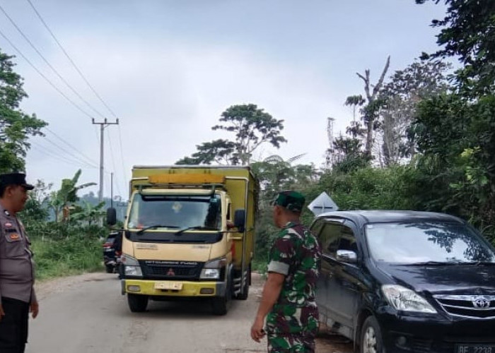 Polisi dan TNI Bantu Atur Lalin di Lokasi Perbaikan Jalan Ulubelu 