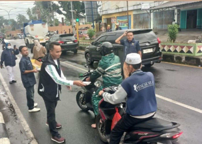 DPW NasDem Lampung dan DPD NasDem Tanggamus Bagikan Ratusan Paket Takjil di Lampu Merah Kotaagung