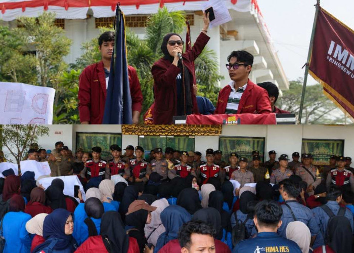 Massa IMM Geruduk Kantor Bupati dan DPRD Pringsewu, Soroti Perjalanan Daerah Hingga Persoalan Banjir