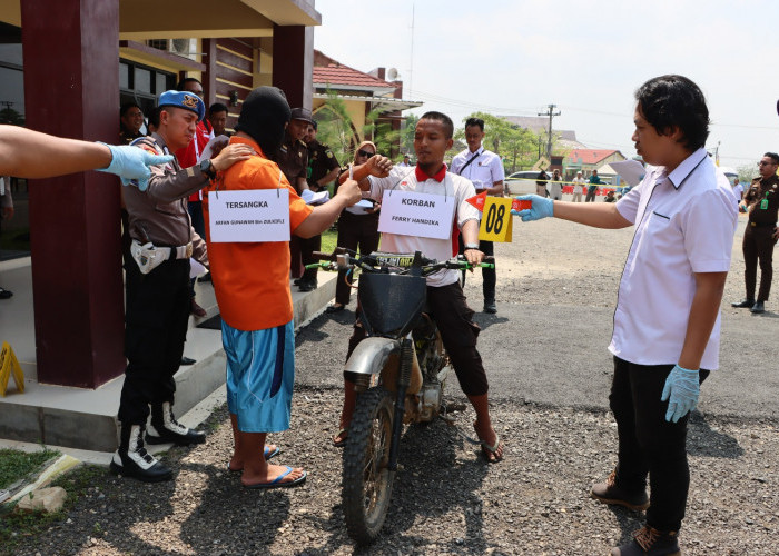 24 Adegan  Diperagakan Tersangka Saat Rekonstruksi Pembunuhan Seorang Satpam Pondok di Pringsewu