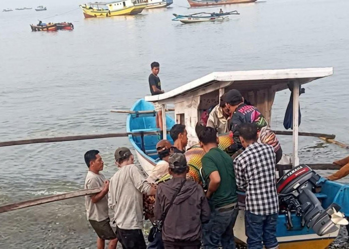 Miris! Jenazah Warga Tanggamus Harus Menyeberangi Laut, Akses Jalan Darat ke Kampung Tak Tersedia