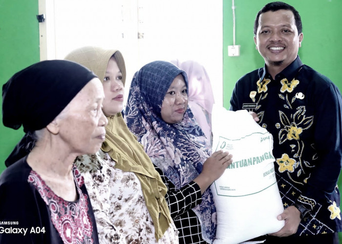 Bupati Riyanto Serahkan Bantuan Pangan ke 540 Penerima di Pekon Pandansari Selatan