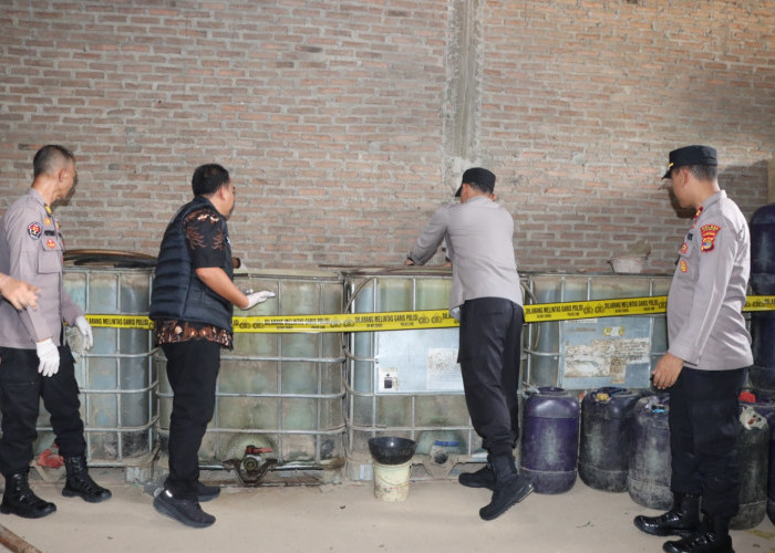 Polisi Gerebek Gudang BBM Oplosan Beromzet Miliaran di Pringsewu, Ribuan Liter Disita