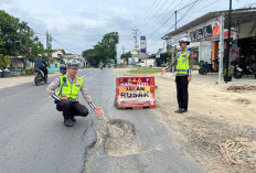 Cegah Kecelakaan, Satlantas Polres Pringsewu Pasang Imbauan di Jalan Rusak