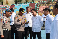 Cegah Judi Online, Wakapolres Tanggamus Periksa HP Personel