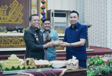 Bupati Pringsewu Diberi Kejutan Ulang Tahun di Tengah Rapat Paripurna Ranperda Pesantren