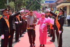 Kapolres Baru Tanggamus AKBP AH Hudi Arif Tiba, Disambut Tari Siger hingga Pedang Pora