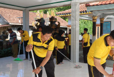 Sambut Hari Bhayangkara ke-80, Polres Tanggamus Bersihkan Tempat Ibadah Secara Serentak