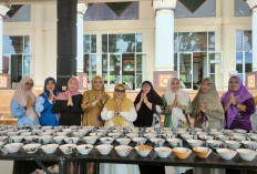 Demi Mencari Rido Allah, Hj.Siti Mahmudah dan Relawan Siapkan Makanan Bagi Jamaah  di Masjid Islamic Center 