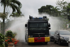 Polres Tanggamus Kerahkan Water Canon Bersihkan Abu Vulkanik di Jalan