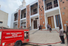 Abu Vulkanik Anak Krakatau Selimuti Fasilitas Publik Pringsewu, Polisi dan Damkar Turun Tangan